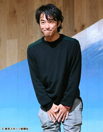  硬い表情のまま去った小橋氏