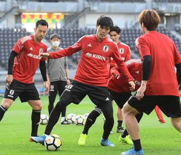  吉田（左）、冨安（中）らの到着は遅れ満足な練習ができず（東スポWeb）