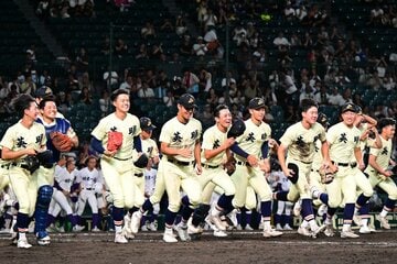 勝利してアルプスに向けて走る英明ナイン