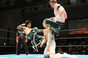 打撃の連携でＹＯＨ(中)をいたぶるＴＪＰ(左)とフランシスコ・アキラ