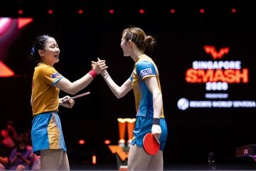 女子ダブルスで優勝した張本美和(左)と早田ひな（WTT提供）