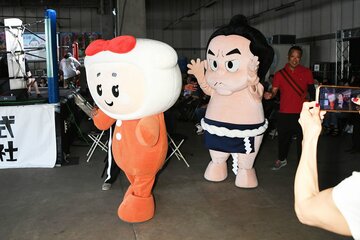 プレゼンターとして登場したギョウザちゃん(左)としょうりゅう君だったが…