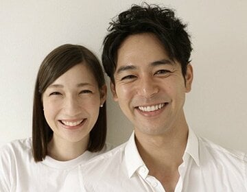 結婚が決まった妻夫木聡（右）とマイコ