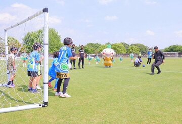  子供たちとＰＫ対決を行った武田修宏氏