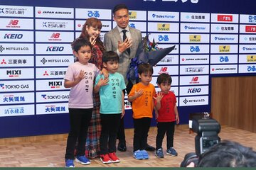 長友の会見に妻・平愛梨と4人の子供がサプライズ登場した