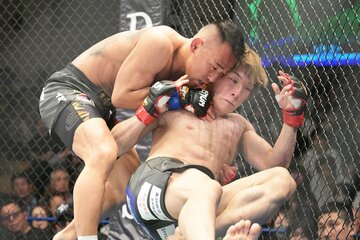 準決勝で五明宏人(右)に完勝した高橋遼伍
