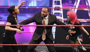  アスカはシェイナ・ベイズラー（左）とあわや大乱闘の舌戦を展開。ＭＶＰ（中）に制止される（Ｃ）2020 WWE, Inc. All Rights Reserved.