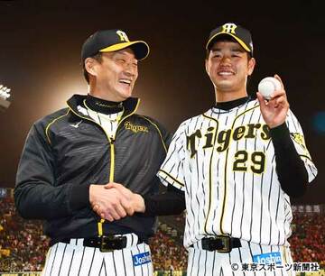  初勝利の高橋遥人（右）と握手する金本知憲監督