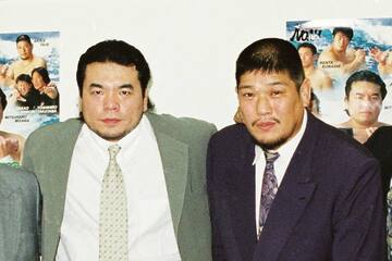 ノアの役員に就任した田上明（右）と三沢光晴社長（00年7月）