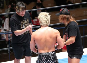  タイチ(左)にサインを要求するSANADA(中)と内藤