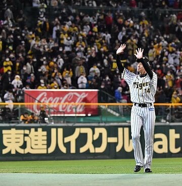  能見はグラウンドを一周しファンに別れを告げた