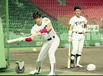  １９９２年に〝亀新フィーバー〟を巻き起こした新庄(左)と亀山