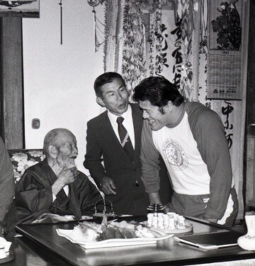 〝通訳付き〟で談笑する猪木と重千代さん（１９８１年１１月、鹿児島・徳之島伊仙町）