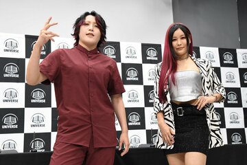 前日会見に登場したイヨ・スカイ(右)と林下詩美