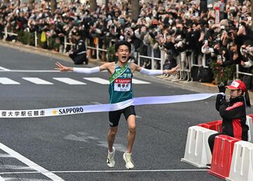 ゴールした青学大の折田壮太