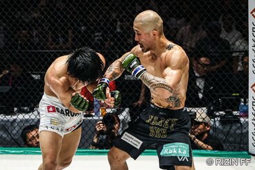 ヒロヤ(左)に判定勝ちした山本アーセン