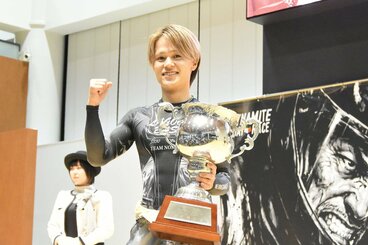 トロフィーを手に完勝Ｖを喜ぶ安河内鈴之介