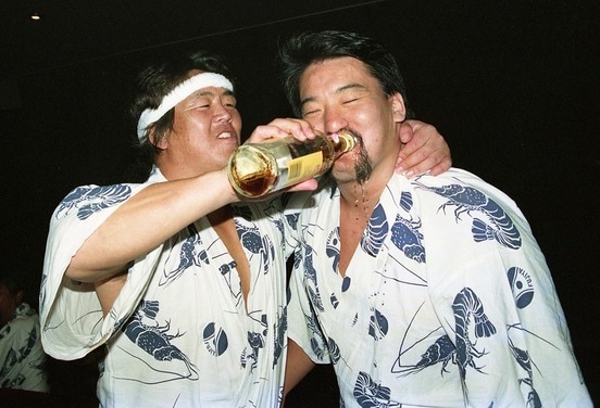 蝶野（右）にウイスキーを飲ませる長州（１９９２年５月、静岡・土肥温泉）