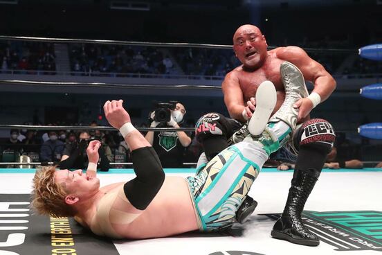 潮崎に足４の字固めを仕掛ける武藤