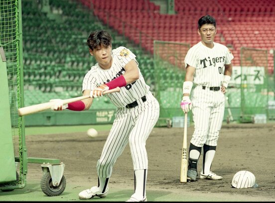  １９９２年に〝亀新フィーバー〟を巻き起こした新庄(左)と亀山