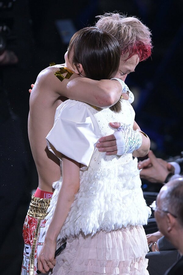 試合後、妻の川口葵(手前)とハグする武尊