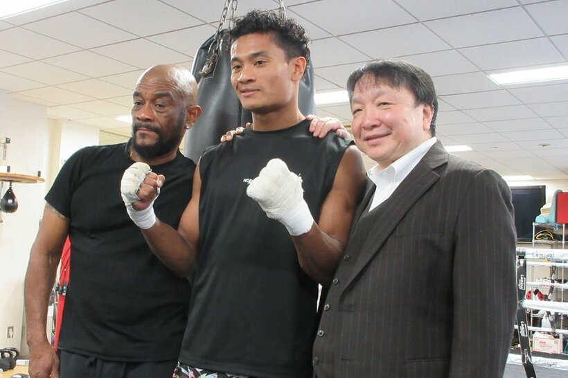 世界王座奪取へ意気込む平岡アンディ(中)。左は父・ジャスティス氏、右は大橋秀行会長
