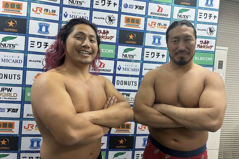 試合を終え笑顔で取材に応じる高橋ヒロム（左）と辻陽太
