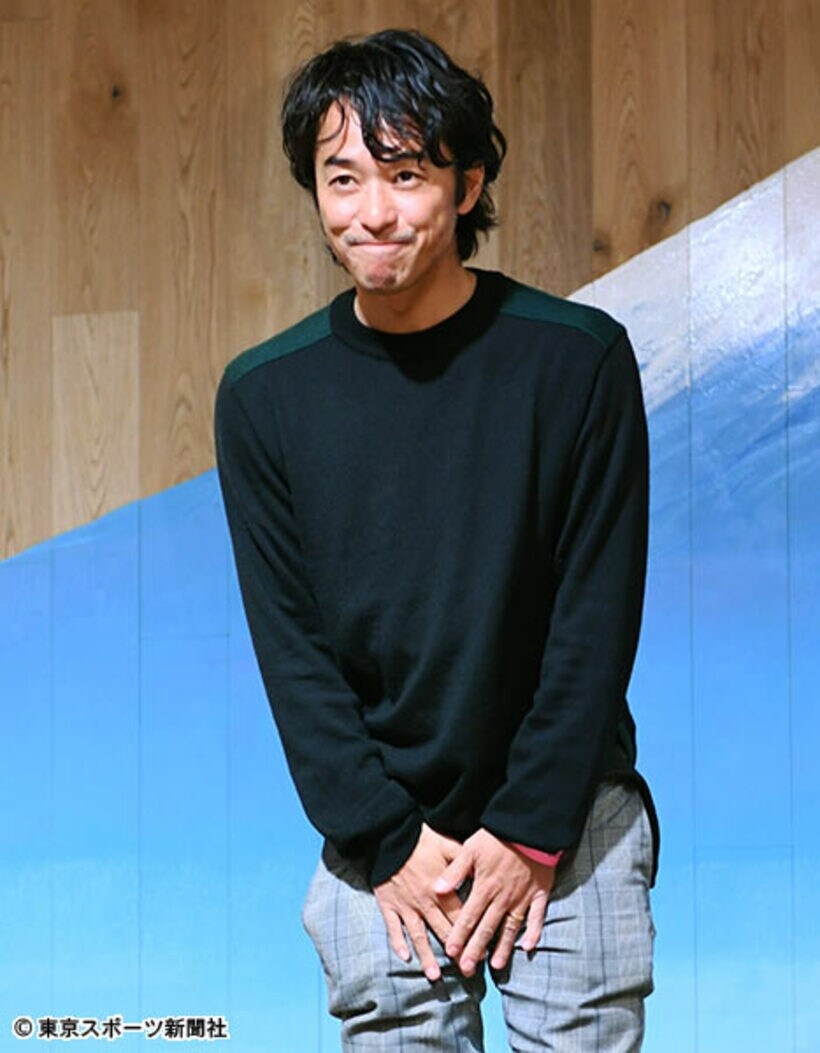  硬い表情のまま去った小橋氏