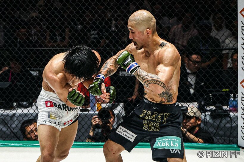 ヒロヤ(左)に判定勝ちした山本アーセン