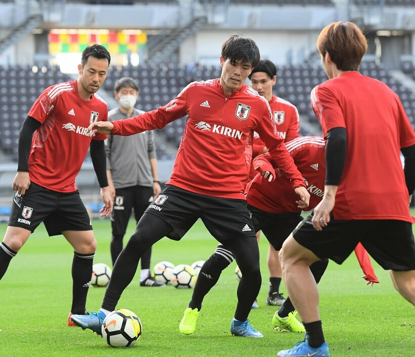  吉田（左）、冨安（中）らの到着は遅れ満足な練習ができず（東スポWeb）