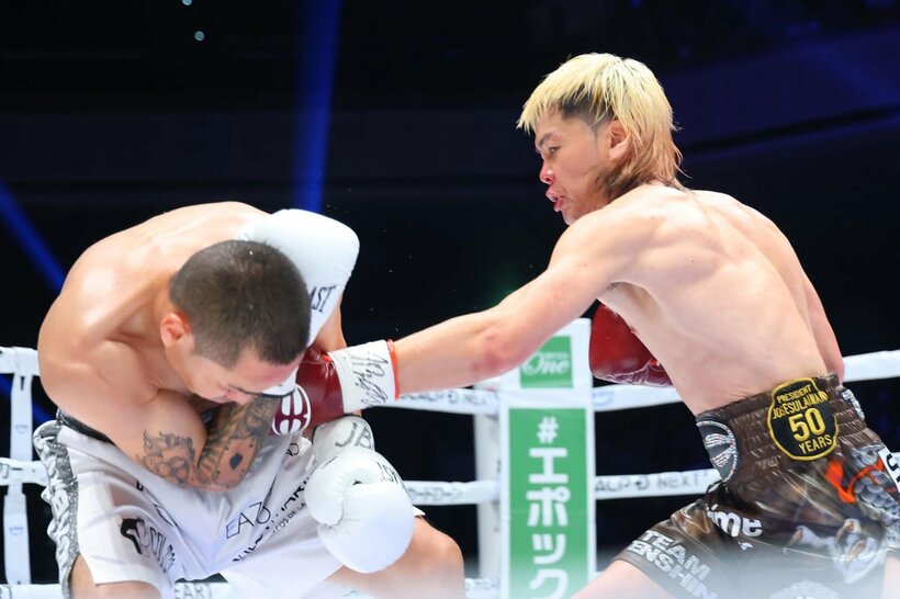 エストラダにパンチを浴びせる那須川天心