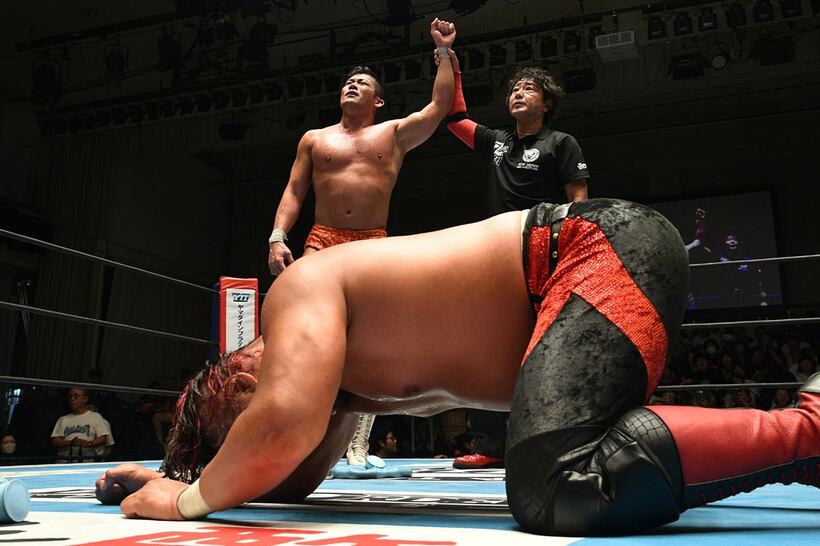 鷹木信悟（手前）に勝利したSANADA