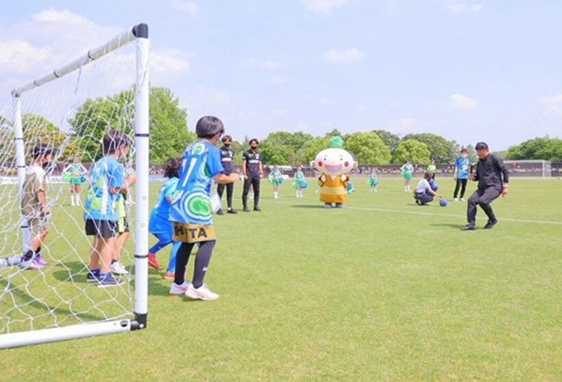  子供たちとＰＫ対決を行った武田修宏氏