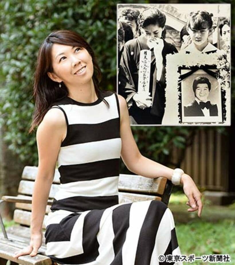 事故、そして亡き父のことを語る大島花子。囲み写真は坂本九さんの告別式で遺影を持つ当時小６の大島