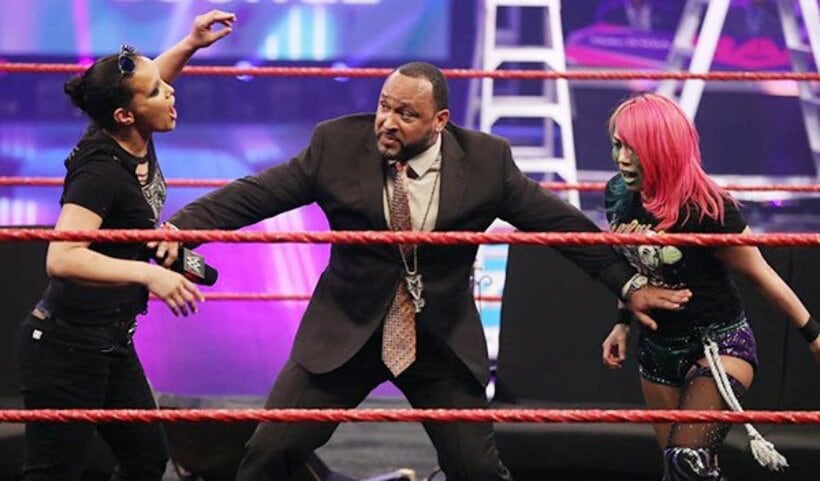  アスカはシェイナ・ベイズラー（左）とあわや大乱闘の舌戦を展開。ＭＶＰ（中）に制止される（Ｃ）2020 WWE, Inc. All Rights Reserved.