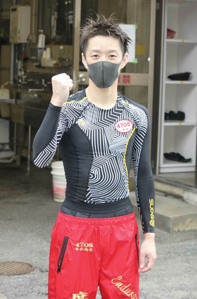  復帰後初勝利を飾りポーズを決める半田尚也