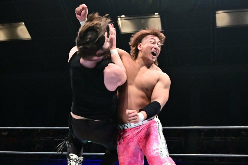 チェーズ・オーエンズ(左)をラリアートで吹き飛ばす海野翔太