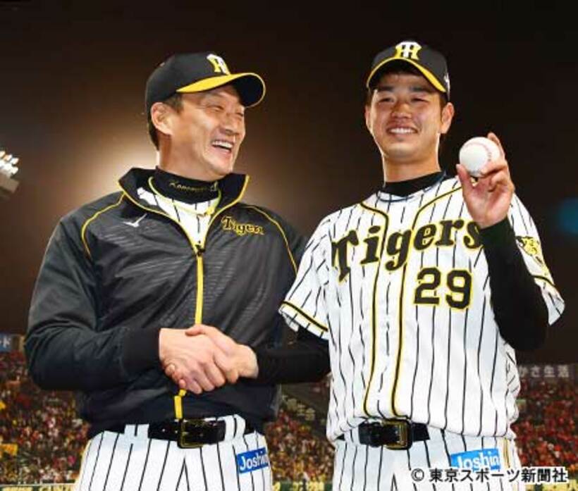  初勝利の高橋遥人（右）と握手する金本知憲監督
