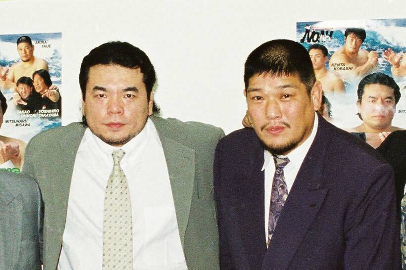 ノアの役員に就任した田上明（右）と三沢光晴社長（00年7月）