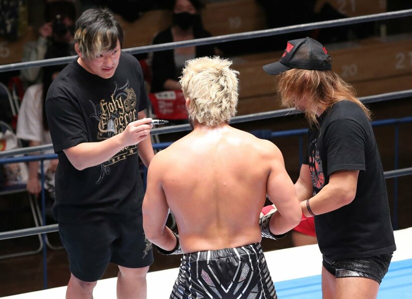  タイチ(左)にサインを要求するSANADA(中)と内藤