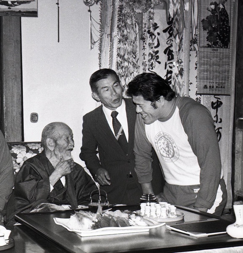 〝通訳付き〟で談笑する猪木と重千代さん（１９８１年１１月、鹿児島・徳之島伊仙町）