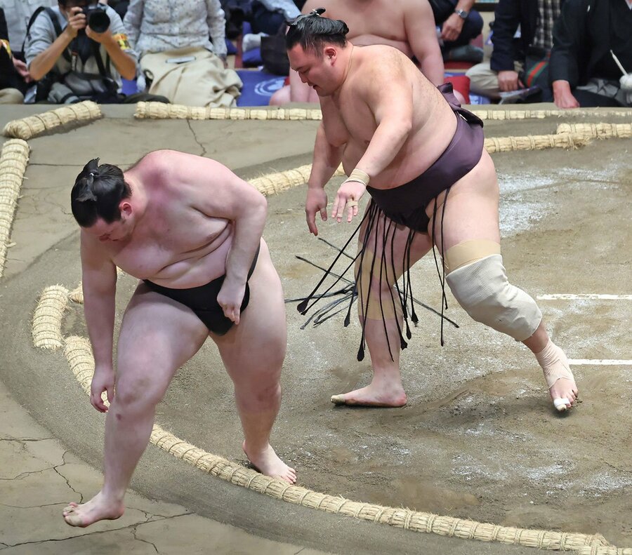 獅司(左)をきっちり押し出した朝乃山