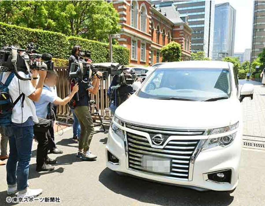  東京地裁を出るピエール瀧被告を乗せたと思われる車両