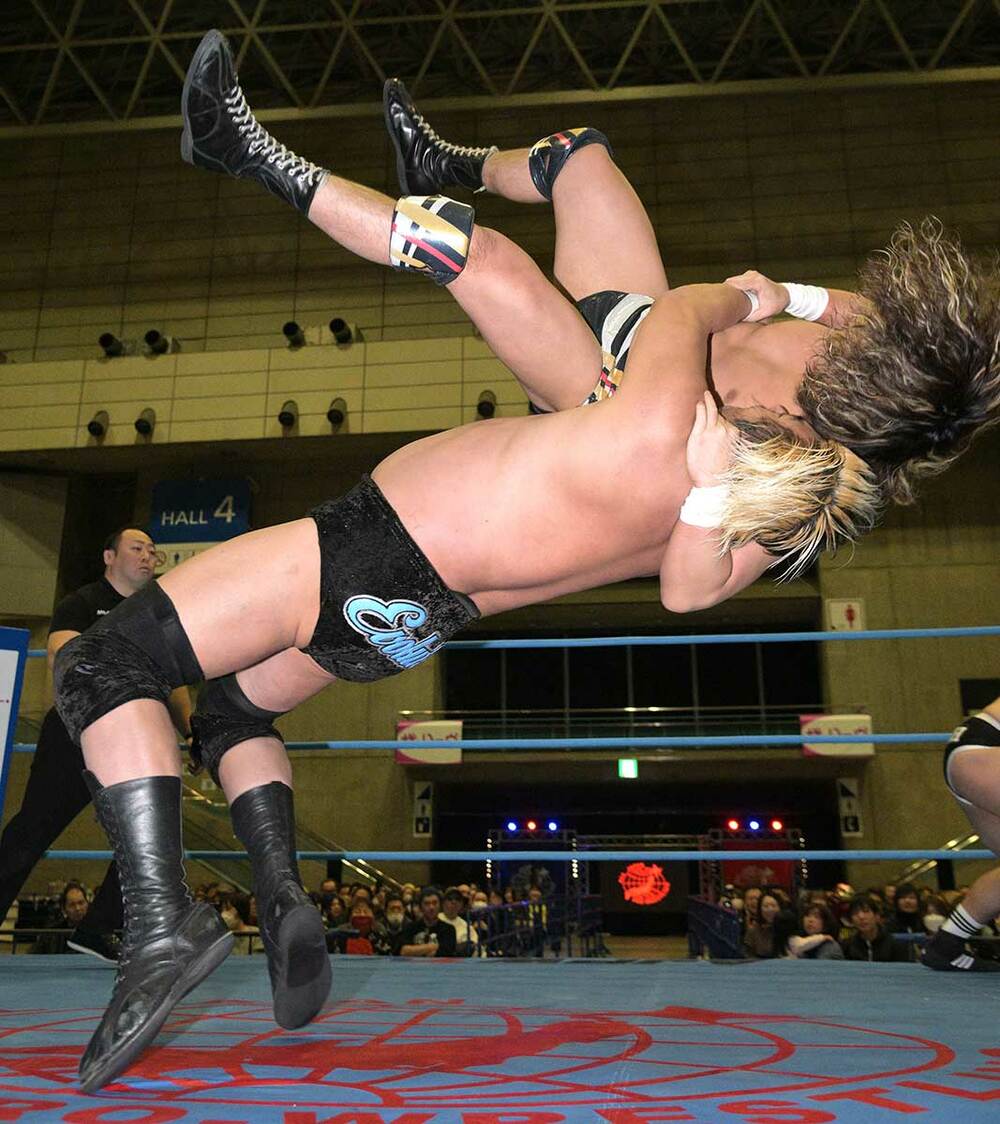 諏訪魔は大森北斗にバックドロップ！