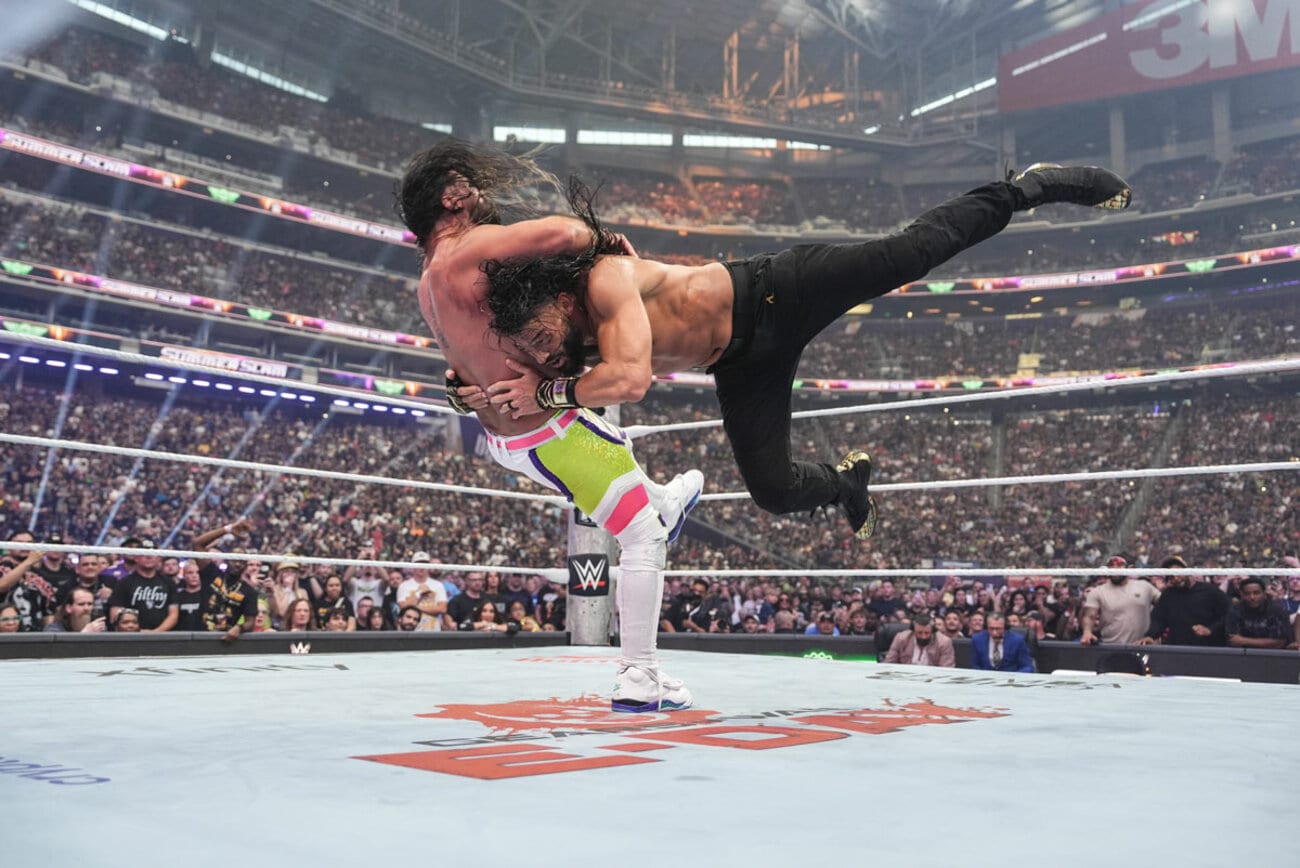 ローマン・レインズ(右)はセス・ロリンズにこん身のスピアー©WWE