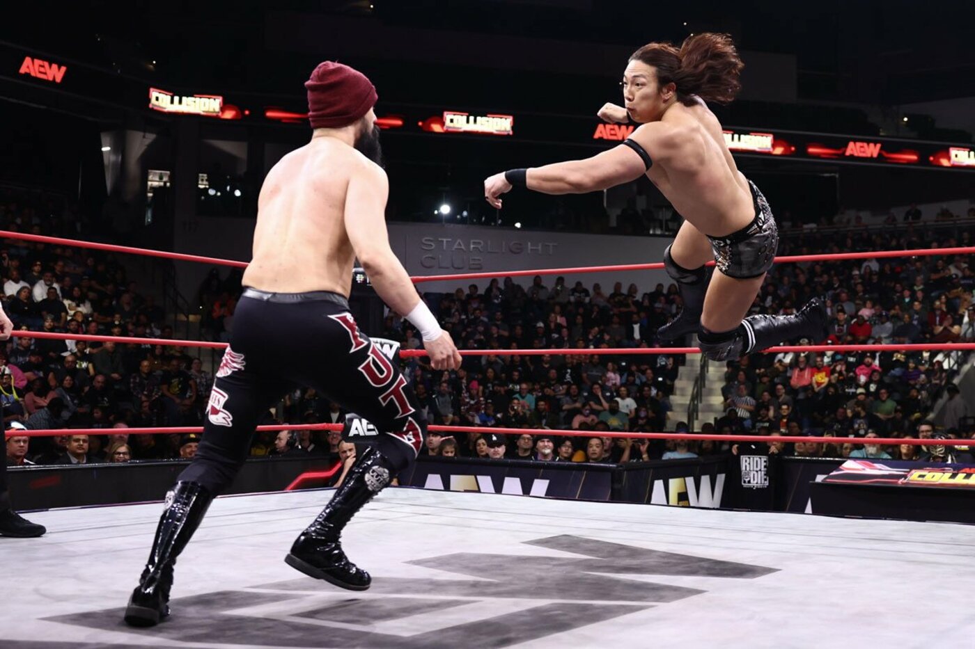 ウィーラー・ユウタ(左)にフライングラリア―トを叩き込む竹下幸之介©All Elite Wrestling