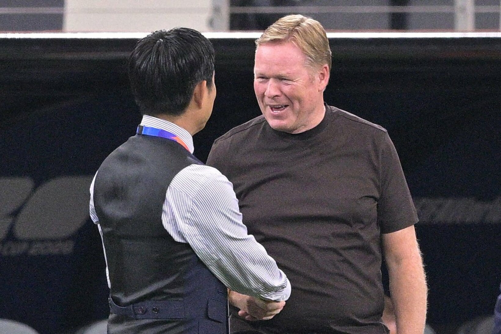 握手を交わす森保一監督（左）とロナルド・クーマン監督
