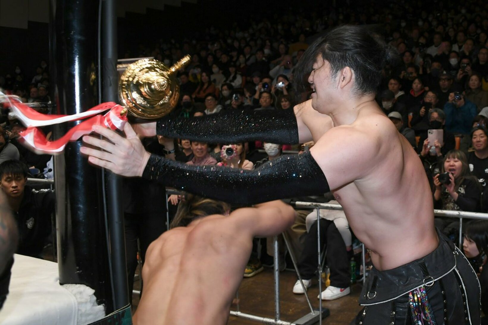 OZAWA(右)はプロレス大賞ベストバウトのトロフィーを凶器に使ったが…