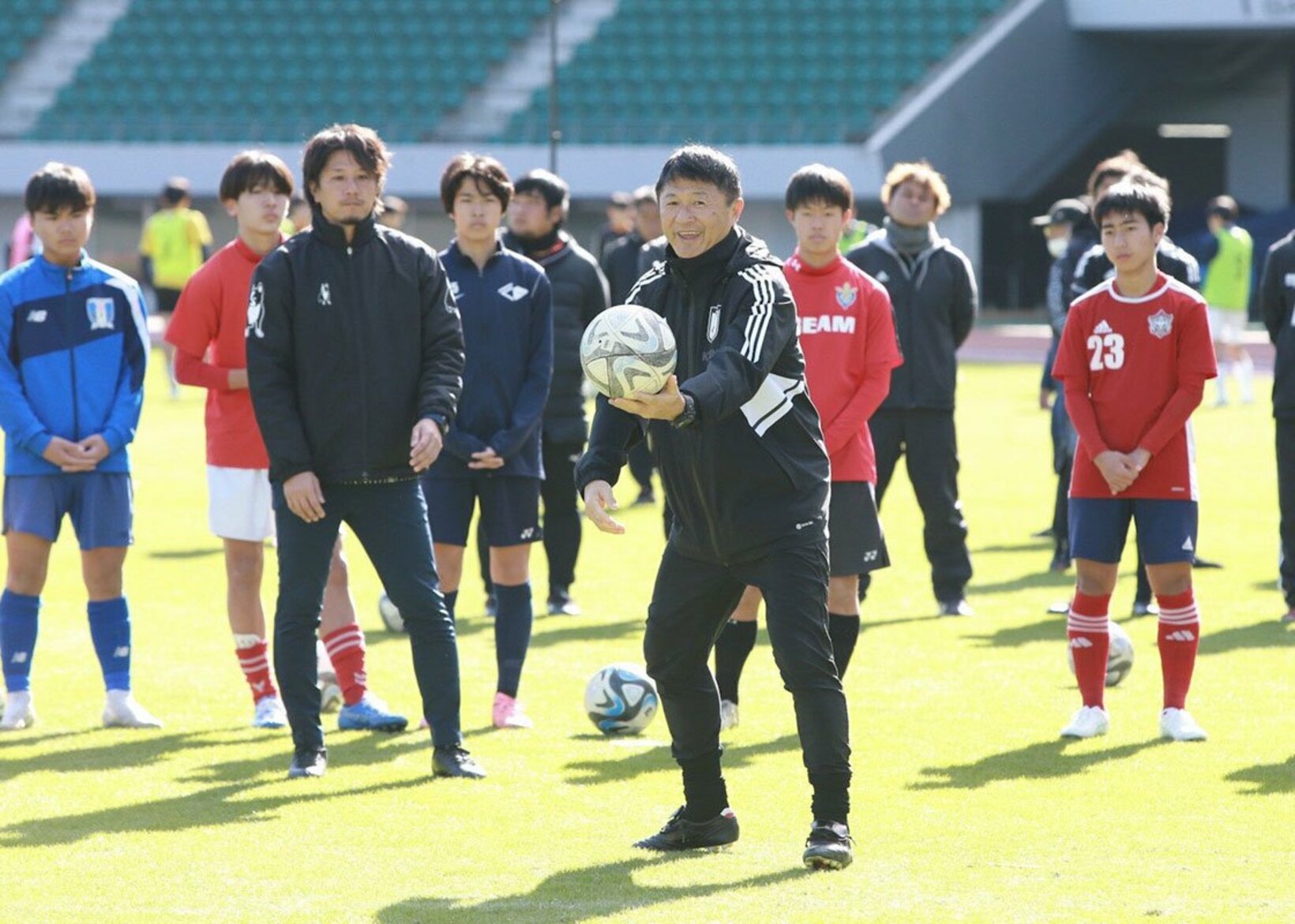 ストライカーキャンプで精力的に指導する武田氏