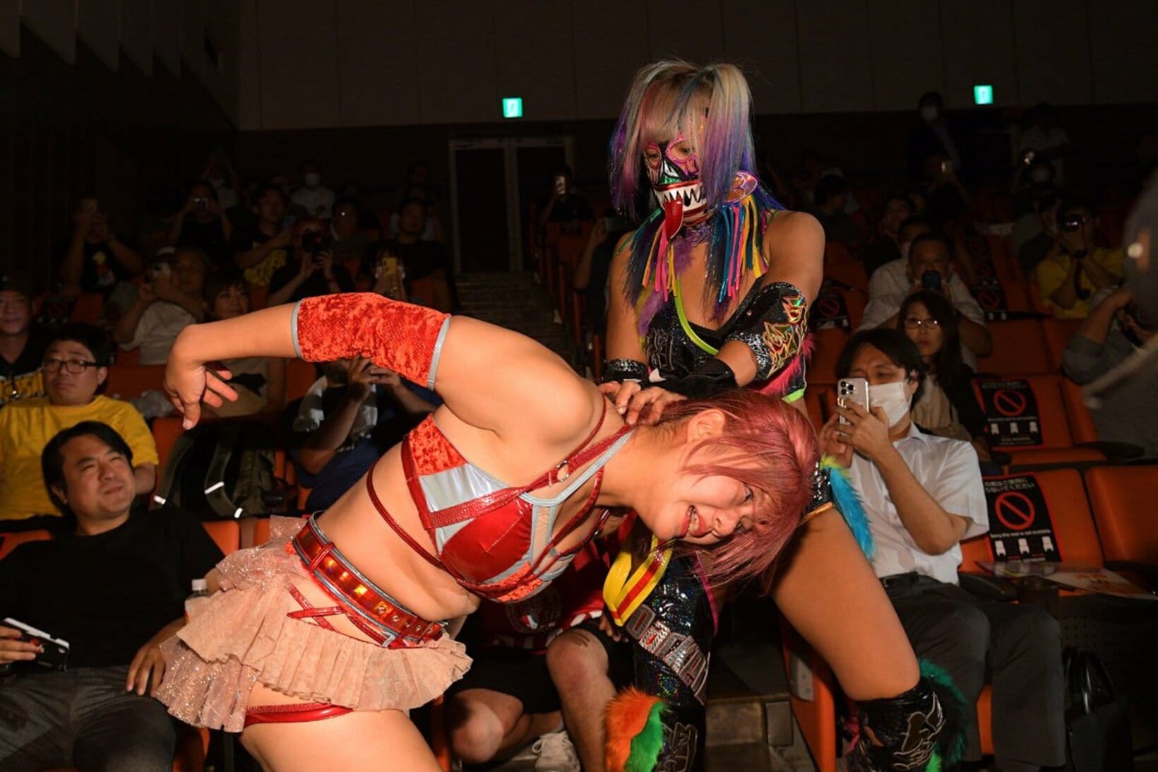 客席でやり合うダーク・ウナギ（右）と梅咲遥